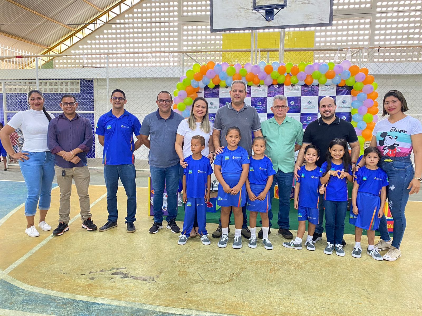 Entrega dos kit uniforme escolar.